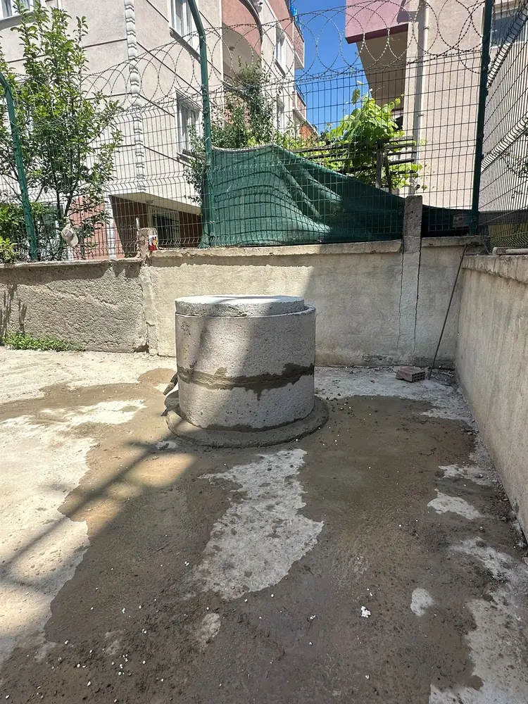 Apartman bahçesinde tamamlanmış beton keson kuyu