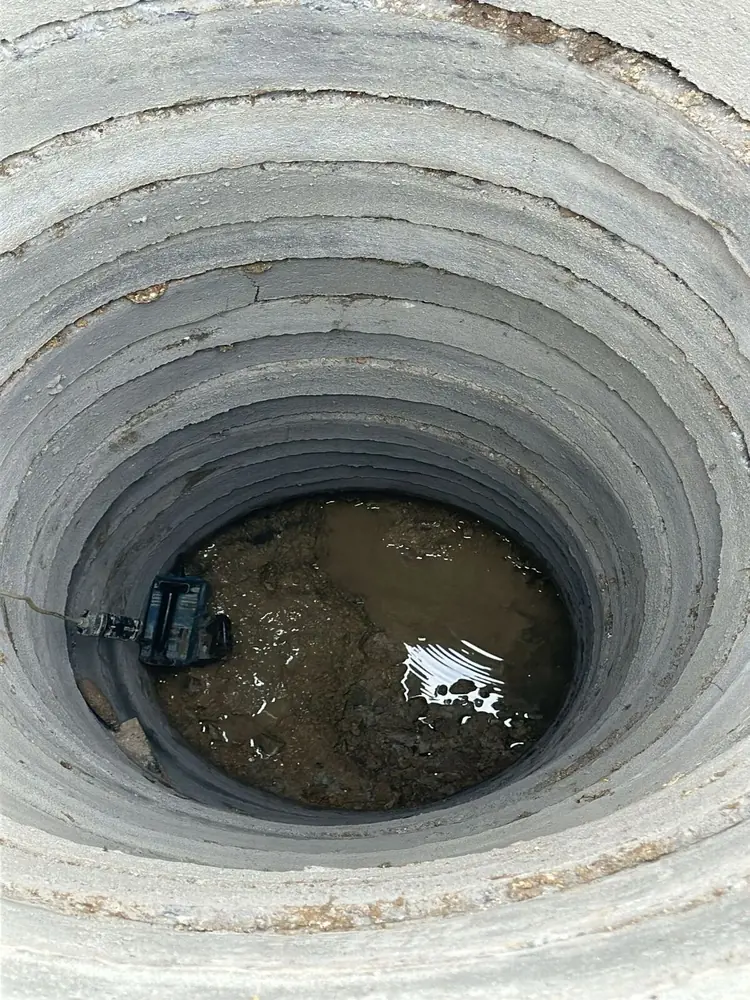 Tabanında çamurlu su biriken beton halkalı kuyu