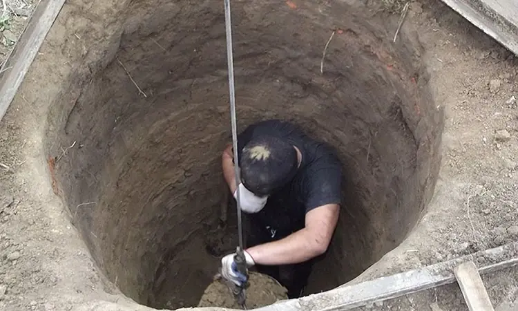 El ile kuyu kazısı