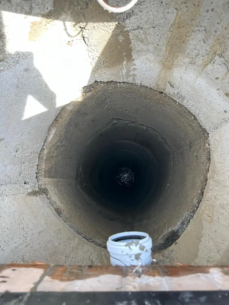 Temizlenmiş beton halkalı keson kuyunun içten görünümü