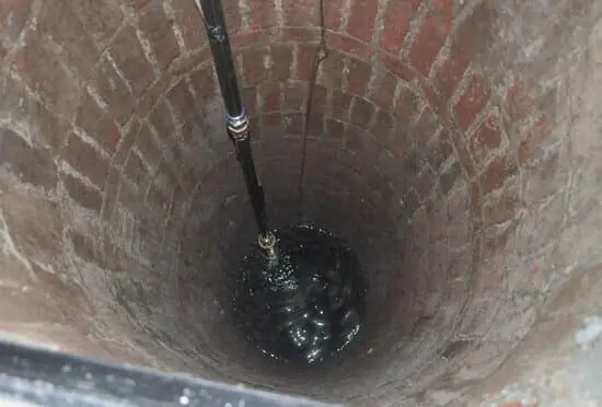 Tuğla örgü kuyu ve pompa borusu